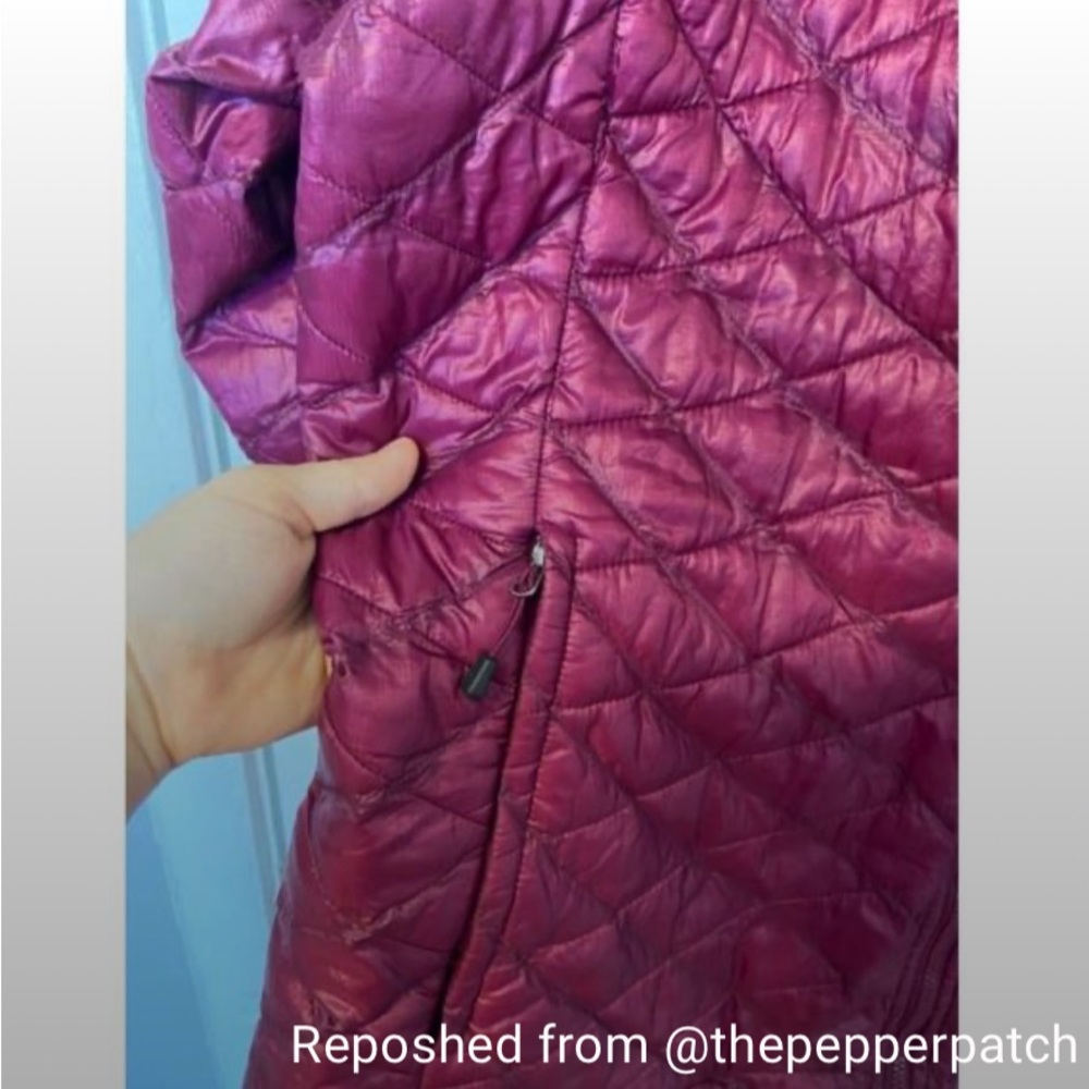 The North Face Women's Quilted Puffer Jacket in Magenta - Picture 5 of 10